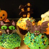 Allie's Sweet Tooth: Cupcakes with Halloween Confections