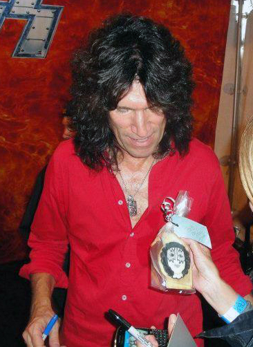 Tommy Thayer Checks Out His Allie's Sweet Tooth Custom Cookie! Tommy Thayer Checks Out His Allie's Sweet Tooth Custom Cookie!